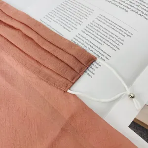 Detaillierte Ansicht der atmungsaktiven Sonnenschutz Maske mit Plissee und verstellbarem Band.