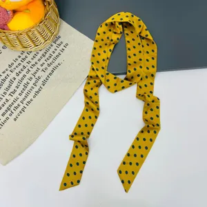 Elegante foulard in seta gialla con pois blu, nastro per capelli o cravattino.