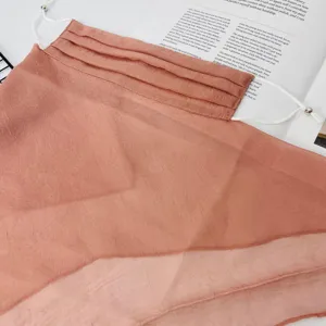 Rosa plissierte Sonnenschutz-Gesichtsmaske und Nackenschutz mit verstellbaren Riemen für den Sommer.