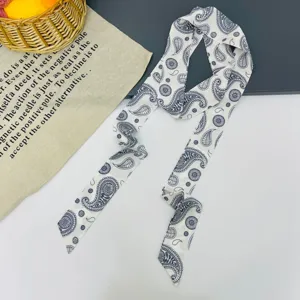 Elegante sciarpa lunga con stampa paisley, accessorio moda versatile per collo o borsa.