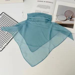 Detailansicht des blauen Chiffon Sonnenschutz-Gesichtsschleiers, atmungsaktiver Nackenschutz.