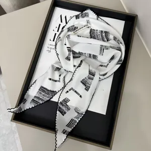Ασπρόμαυρο τυπωμένο μεταξωτό μαντήλι λαιμού με κυματιστό τελείωμα, κομψό αξεσουάρ για γυναίκες.