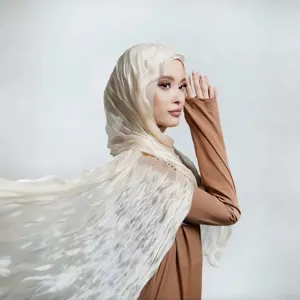 Vista dettagliata sciarpa hijab chiffon stropicciato lucido beige donna leggero morbido.