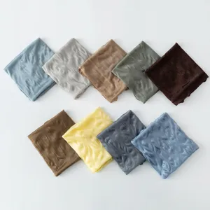 Vista dettagliata di foulard quadrati leggeri in crepe bolla Tencel tinta unita.