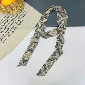 Chic sciarpa di seta lunga con motivo cachemire nero e bianco, versatile nastro per capelli.