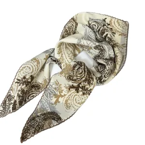Chic τριγωνικό μαντήλι με μοτίβο paisley, κομψό μπεζ και καφέ γυναικείο αξεσουάρ.