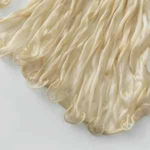 Vista di dettaglio della sciarpa in crêpe stropicciato lucido con delicato bordo ondulato.