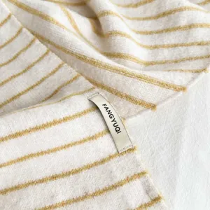 Gebreide gestreepte driehoekige sjaal warme omslagdoek dames kantoor mode detail