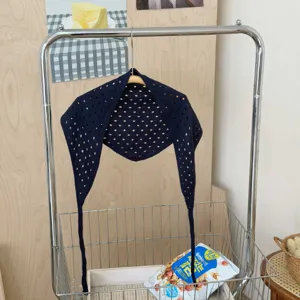 Pañuelo triangular de punto calado estilo coreano con lazos, detalle de malla transpirable.