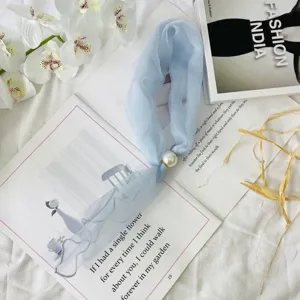 Elegante μονόχρωμο διαφανές φουλάρι λαιμού από γάζα με μαγνητική πόρπη πέρλας για γυναίκες.