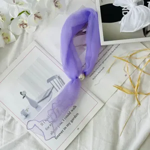 Μωβ φουλάρι σιφόν με μαγνητικό κούμπωμα πέρλας, κομψό κορεάτικο περιλαίμιο και κορδέλα.