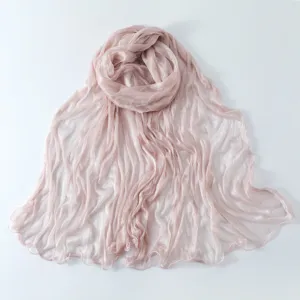 Leggera sciarpa in tulle stropicciato rosa con bordo arricciato, copricapo traspirante in crespo.