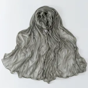 Dettagli della sciarpa lunga trasparente in Tencel metallizzato con delicato orlo e tinta unita.