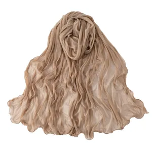 Sciarpa lunga in chiffon stropicciato tinta unita con bordo a volant, leggera e traspirante.