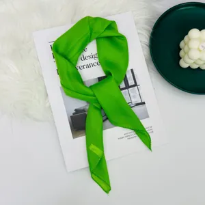 Foulard di seta verde brillante da donna, sciarpa da collo leggera color caramella e stile.