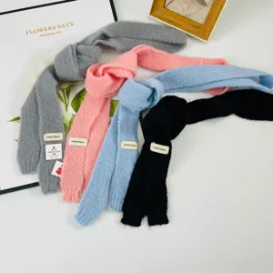 Dettaglio sciarpa a maglia sottile, scaldacollo colorato, consistenza morbida, accessorio inverno.