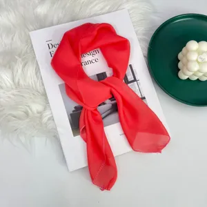 Foulard quadrato rosso in chiffon da donna, elegante foulard leggero e accessorio per capelli.