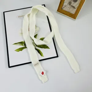 Sciarpa stretta in maglia bianca da donna, morbido foulard lungo decorativo per primavera autunno.