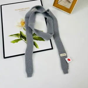 Sciarpa lunga e stretta in maglia grigia, accessorio morbido ed elegante per lo stile.