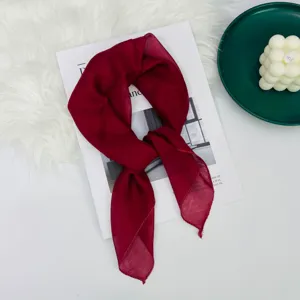 Foulard quadrato in seta rosso vino donna, sciarpa leggera collo, elegante fascia per capelli.