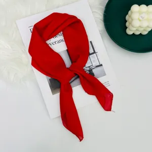 Sciarpa di seta rossa da donna, fazzoletto leggero, elegante accessorio quadrato chic.