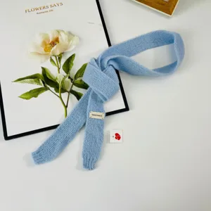 Sciarpa sottile in maglia azzurra da donna, scaldacollo lungo casual color caramella.