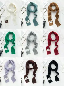 Detailansicht des stilvollen Strickschals in vielen Farben, weich und warm für den Winter.