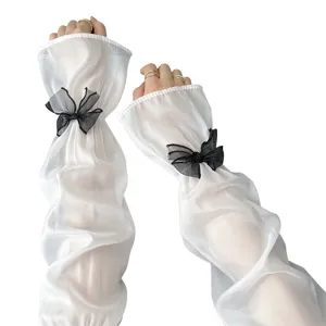 Manches de protection solaire d'été transparentes douces avec des nœuds noirs élégants.