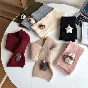 Bufanda cruzada de punto para niños con decoraciones de felpa, cuello de invierno cálido.