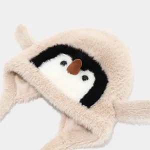 Primo piano sui dettagli del cappello con paraorecchie in peluche pinguino, caldo.