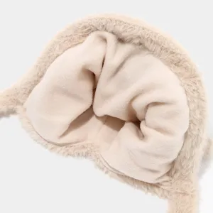 Vista di dettaglio del cappello invernale in peluche per bambini con calda fodera interna.