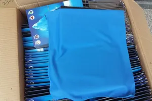Detalle de la toalla refrescante azul colocada sobre los paquetes apilados.