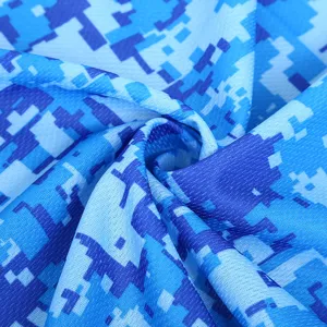 Detalle de toalla deportiva refrescante de camuflaje azul, tela de malla transpirable verano.