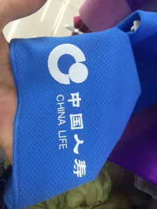 Toalla deportiva refrescante para fitness y yoga, tejido azul transpirable para absorción rápida.