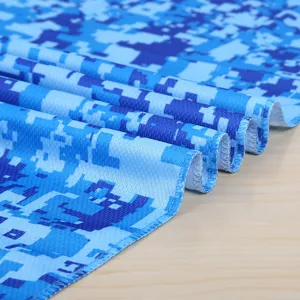 Detalle de toalla refrescante de camuflaje digital azul, tejido deportivo transpirable.