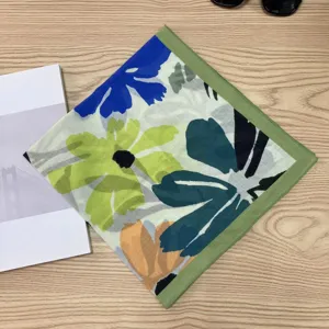 Detalle de primer plano de un pañuelo cuadrado pequeño de algodón con flores.