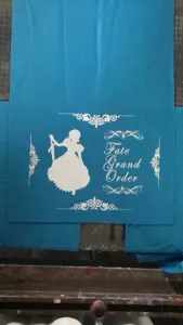 Detalle de la toalla refrescante de color azul con impresión de Fate Grand Order.