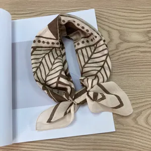 Primer plano del pañuelo cuadrado de algodón geométrico marrón retro, accesorio elegante.