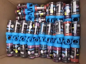 Vue détaillée des serviettes rafraîchissantes de sport d'été dans des récipients cylindriques.