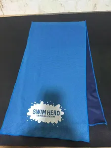 Toalla deportiva refrescante para fitness, gimnasio y yoga, detalle de tela de malla azul.