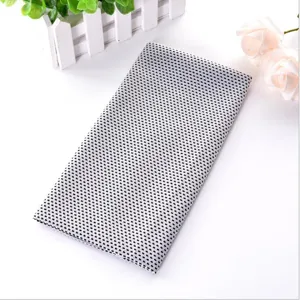 Détail de serviette de sport rafraîchissante, tissu absorbant texturé et pliage soigné.