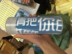 Détail de serviette rafraîchissante avec tissu froid et étui cylindre pour sport.