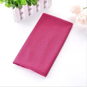 Détail de serviette de sport rafraîchissante rose, tissu mesh respirant pour le fitness.