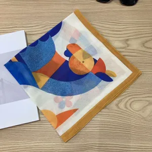 Primer plano detalle de pañuelo cuadrado de algodón con estampado de caballo geométrico.