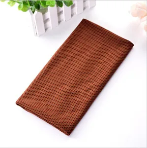 Serviette de sport rafraichissante en maille marron, ideale pour fitness et entrainement.