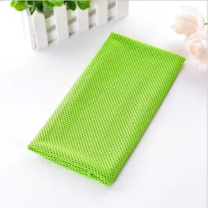 Vue détaillée de serviette de sport rafraîchissante, accessoire fitness vert vif en maille.