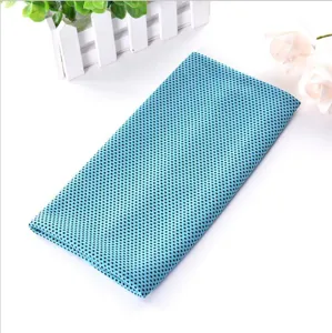Détail de serviette de sport rafraîchissante bleue montrant la texture en maille respirante.
