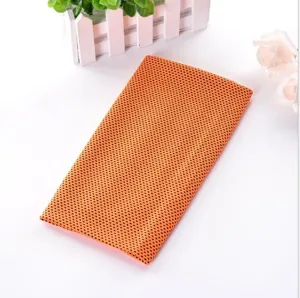 Gros plan sur la serviette de sport rafraîchissante orange, texture mesh respirante pour fitness.