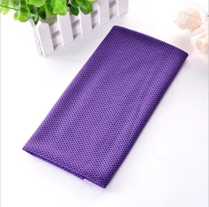 Détail de la serviette de sport violette en tissu mesh respirant pour le fitness.