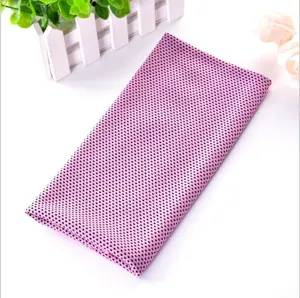 Vue detaillee de la serviette de sport rafraichissante rose, texture de tissu maille.